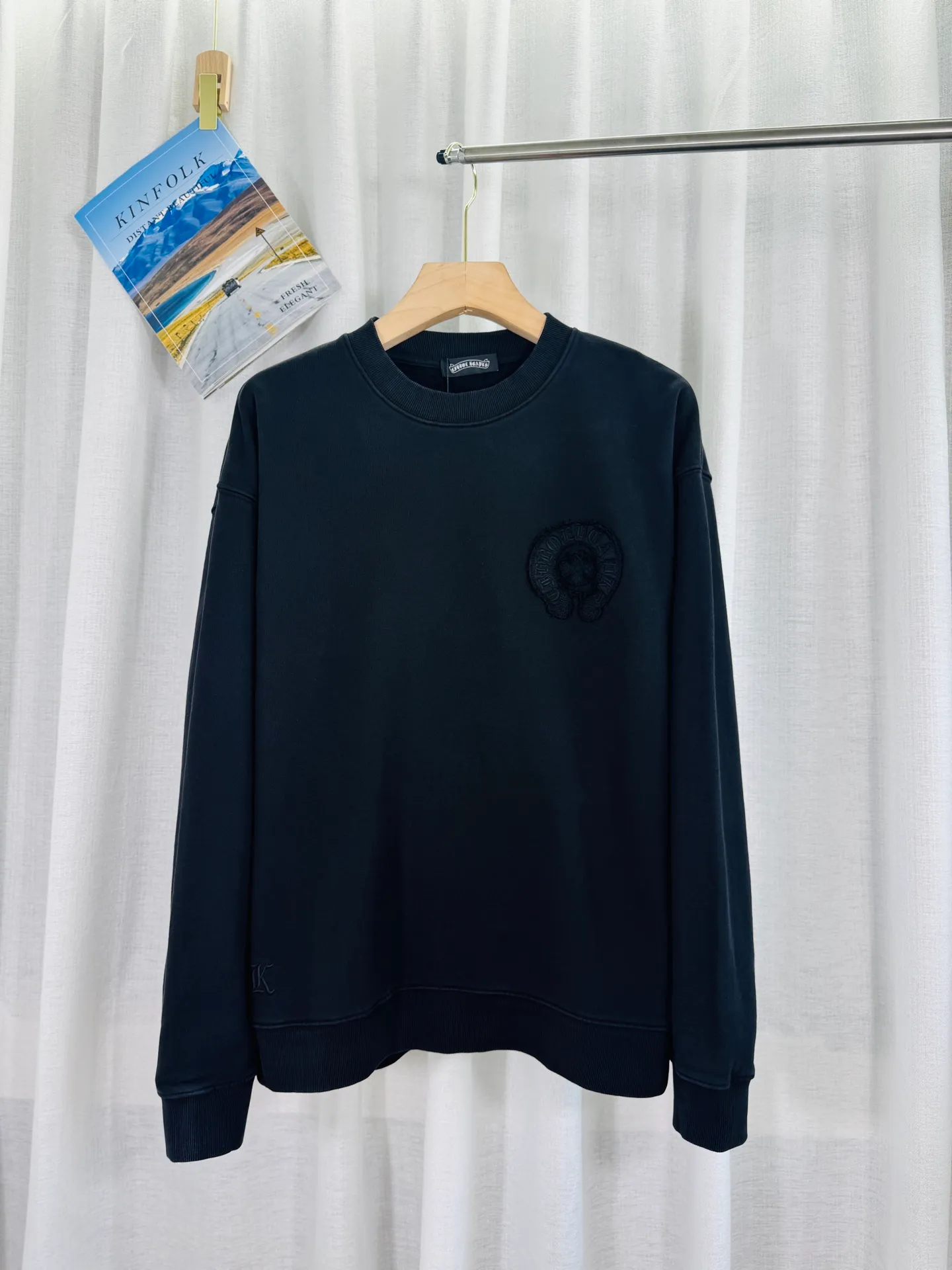 P280 top version, real shot without P, ​​different from market currency) 𝗖𝗵𝗿𝗼𝗺𝗲 𝗛𝗲𝗮𝗿𝘁𝘀/Cro Heart 2025 washed patch embroidery autumn and winter new original single counter American laser burnt 3D three-dimensional color embroidery couple casual sweatshirt 👑The highest version! Customized fabric 430g tripe terry fabric! American acid-washed and distressed original fabric laser burnt ✟appliqué embroidery and exquisite embroidery of letters! The best-selling model in the counter, very comfortable to wear. Accessories: original molded and authenticated collar label➕100% silk wash label. Genuine purchase-grade original hangtag➕matching hanging rope➕3D hanging beads➕original packaging bag. Craftsmanship: The original version has consistent wiring! The highest version of the armhole matching technique! Color: Pink Black Green Size: S M L XL Style Number: 25-377